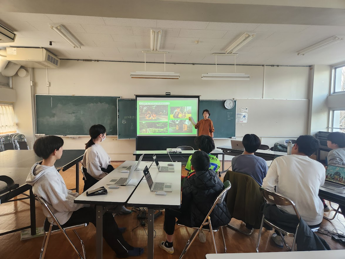放課後ラボの授業の様子(教室でパソコンに取り組む子どもたち)