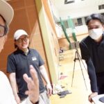 ドローン国家資格2等の修了審査を受けた寒川アリーナで指導員・スタッフとともに（長澤宏樹）