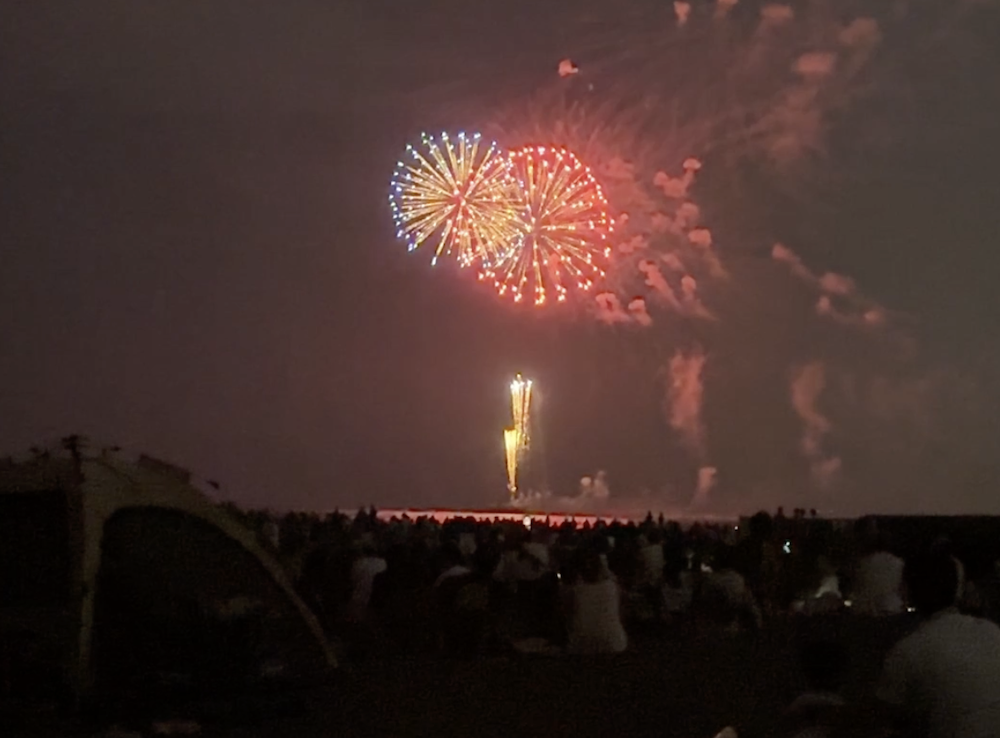 2年ぶりに開催されたサザンビーチちがさき花火大会。浜辺は多くの観客で埋まっていた