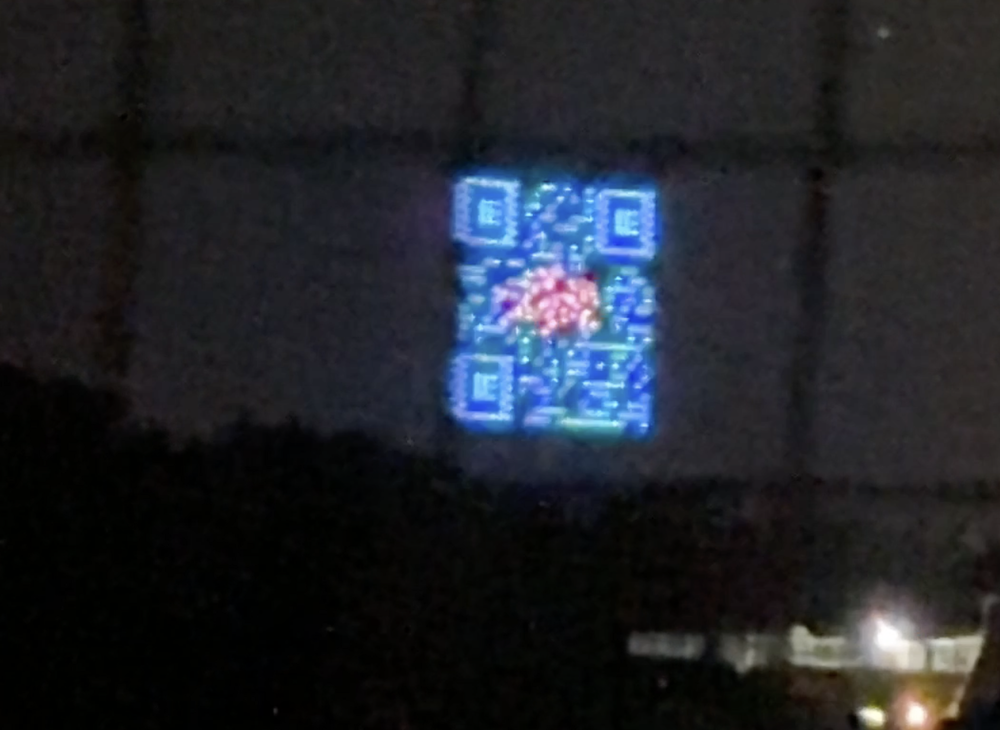 花火大会の夜空に浮かんだQRコード