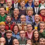 ハイネケンのドキュメンタリー映画「The Pub That Refused To Die」のポスター。大勢の村の人たちが肩を寄せ合って並び、何人かがビールのグラスを手にしている。中央に映画の題名が置かれ、下にカンヌライオンズのロゴが入っている。