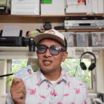 技能証明のカードを手にする筆者